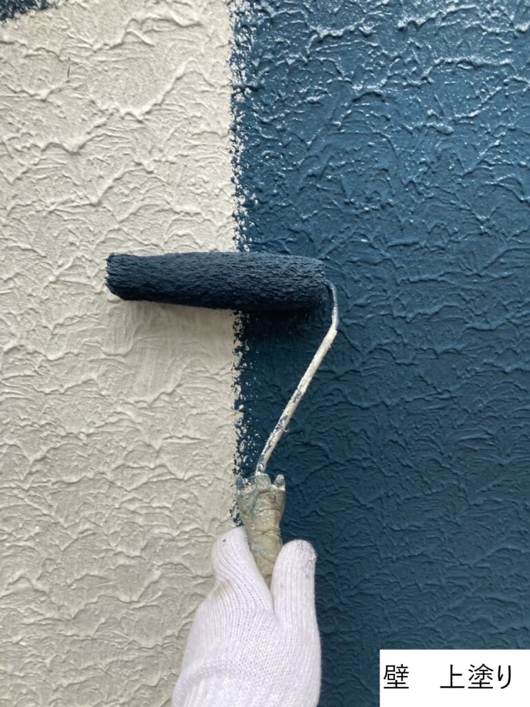 外壁の上塗りを行います。<br />
塗料の性能を十分に発揮させるためには、上塗りの塗装が必要不可欠です。